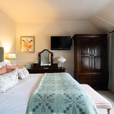 Victoria Hotel 4*