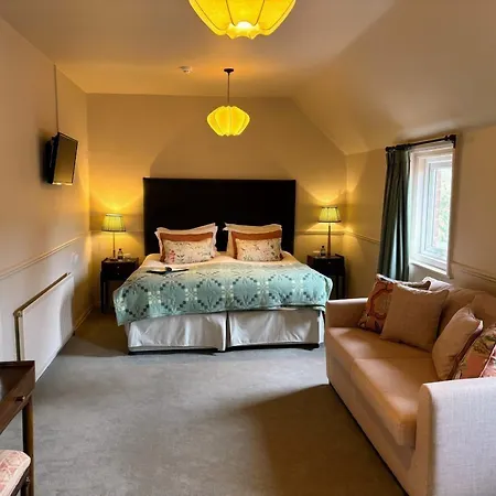 Victoria Hotel 4*